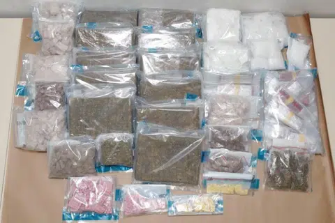Dadah jenis heroin, ‘Ice’, ‘Ecstasy’, ‘Erimin-5’, ketamin dan ganja dirampas di kawasan Cassia Crescent di Geylang sewaktu operasi serbuan Biro Narkotik Pusat (CNB) yang dijalankan pada petang 4 Januari.