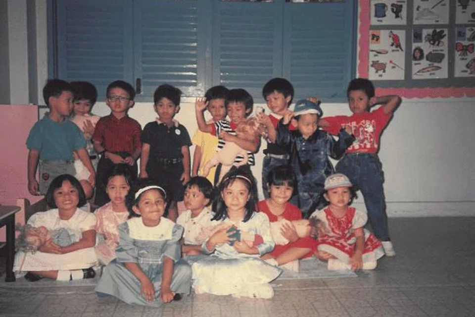 Gambar koleksi Taman Asuhan PPIS Bukit Batok merakamkan sekumpulan murid prasekolah sesudah membuat persembahan.