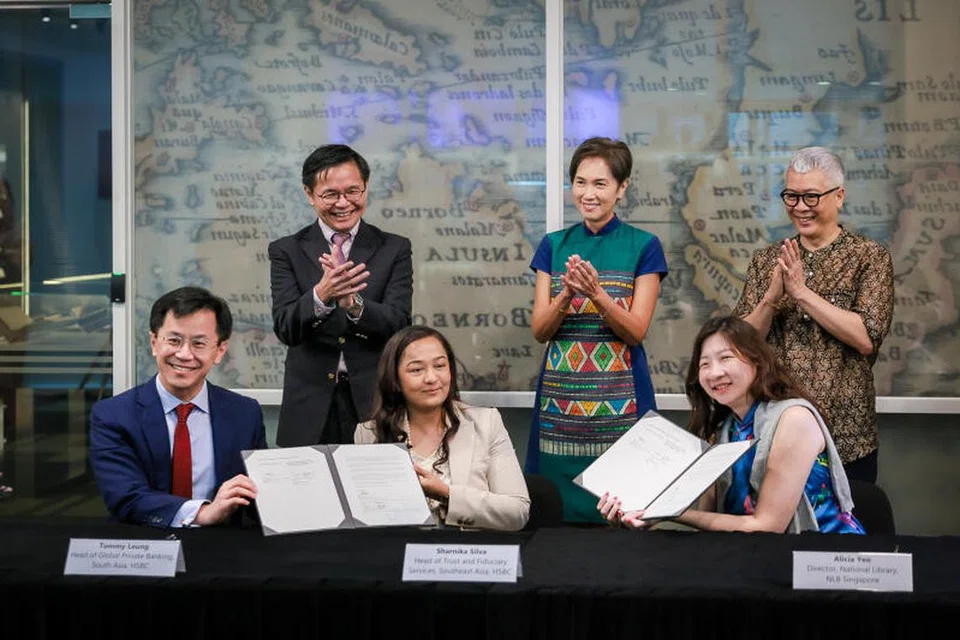 Menteri Penerangan dan Pembangunan Digital, Cik Josephine Teo (tengah, berdiri), bersama (dari kiri) Ketua Pegawai Eksekutif Lembaga Perpustakaan Negara (NLB), Encik Ng Cher Pong; dan ahli Jawatankuasa Penasihat Dana Amanah Tun Tan Cheng Lock, Encik Peter Lee, semasa majlis menandatangani perjanjian dana di Bangunan Perpustakaan Negara pada 27 Januari 2025. Mereka menyaksikan perjanjian dana itu ditandatangani (dari kiri) Ketua Perbankan Swasta Global, Asia Selatan, Pengarah Eksekutif HSBC Trustee (Singapore) Limited, Encik Tommy Leung, sebagai Pemegang Amanah Dana Amanah Tun Tan Cheng Lock; Ketua Amanah dan Perkhidmatan Fidusiari, Asia Tenggara, HSBC, Cik Sharnika Silva; dan Pengarah Perpustakaan NLB, Cik Alicia Yeo. 