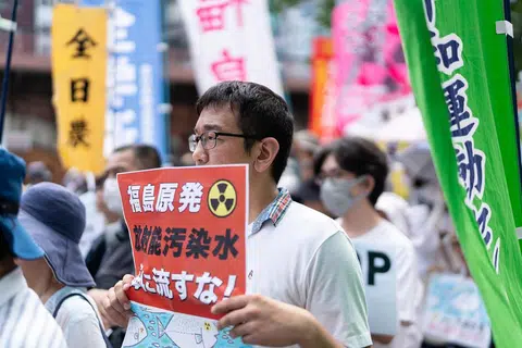 BANTAHAN BESAR-BESARAN: Orang ramai memegang sepanduk dalam protes menentang pelepasan air yang disyaki masih mengandungi radioaktif dari stesen kuasa nuklear di Fukushima.