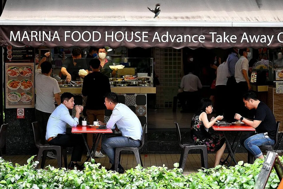 TANDA YAKIN PADA SINGAPURA: Aturan makan di luar hanya dalam kumpulan dua orang dilaksana di sebuah tempat makan di sini. Encik Gan Kim Yong berkata Forum Ekonomi Baru Bloomberg merupakan tanda yakin akan Singapura dan keupayaan negara ini mengendalikan pandemik Covid-19 dalam perjalanan hidup bersama koronavirus itu. - Foto fail BH.