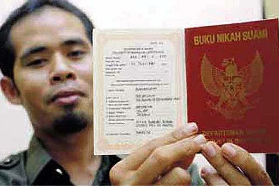 AMALAN SEJAK DULU: Di pulau Lombok, kaum Sasak masih meneruskan tradisi berabad-abad "menculik pengantin" - wanita dilarikan oleh bakal suaminya sebelum berkahwin. Oleh kerana perkahwinan seperti ini kerap tidak didaftar secara rasmi dan pasangan tidak mempunyai sijil kahwin (gambar atas), kaum perempuan muda itu sering dinafikan hak terutama apabila berlaku perceraian. - Foto fail