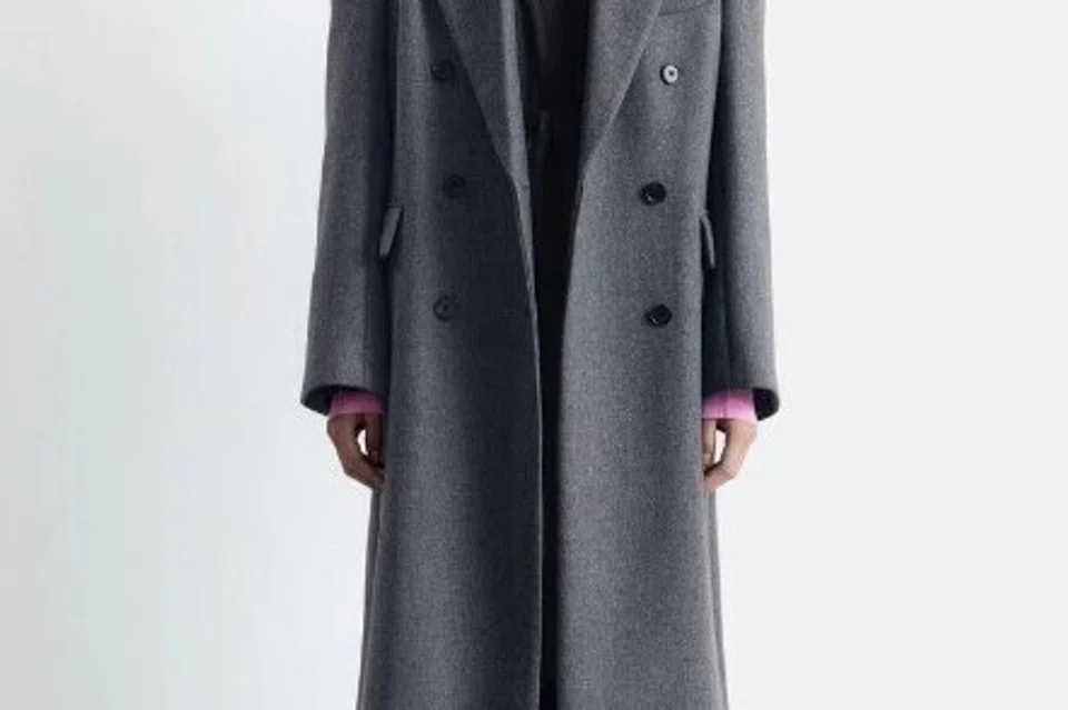 Kot panjang ($549) dari jenama & Other Stories berwarna kelabu.