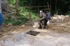 Tiga lelaki maut selepas terperangkap dalam lubang pembetung di sebuah resort yang dalam pembinaan di Perak pada 6 April. Kejadian berlaku semasa ketiga-tiga mangsa yang maut itu sedang melakukan kerja pembersihan di sebuah resort baru yang sedang dibina. Empat rakan setugas yang turut melakukan kerja pembersihan itu terselamat.