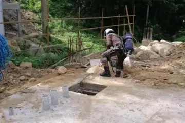 Tiga lelaki maut selepas terperangkap dalam lubang pembetung di sebuah resort yang dalam pembinaan di Perak pada 6 April. Kejadian berlaku semasa ketiga-tiga mangsa yang maut itu sedang melakukan kerja pembersihan di sebuah resort baru yang sedang dibina. Empat rakan setugas yang turut melakukan kerja pembersihan itu terselamat.