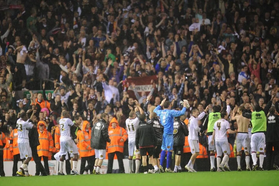 Kelab Liga Dua, Northampton Town, meraikan kejayaan bersama penyokong menewaskan Liverpool pada pusingan ketiga Piala Liga menerusi penentuan sepakan penalti 4-2, pada 22 September 2010.