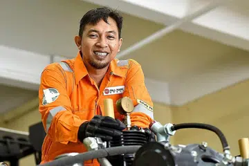 BURU MINAT: Demi minat terhadap bidang kejuruteraan, Encik Ariff Masjury (atas) sanggup kembali belajar ke politeknik untuk mengikuti kursus kejuruteraan meskipun sudah memiliki sijil peperiksaan GCE 'A'. Beliau kini merupakan jurutera penjualan dan perkhidmatan di Pall Marc Group Pte Ltd. - Foto BM oleh JOSEPH CHUA