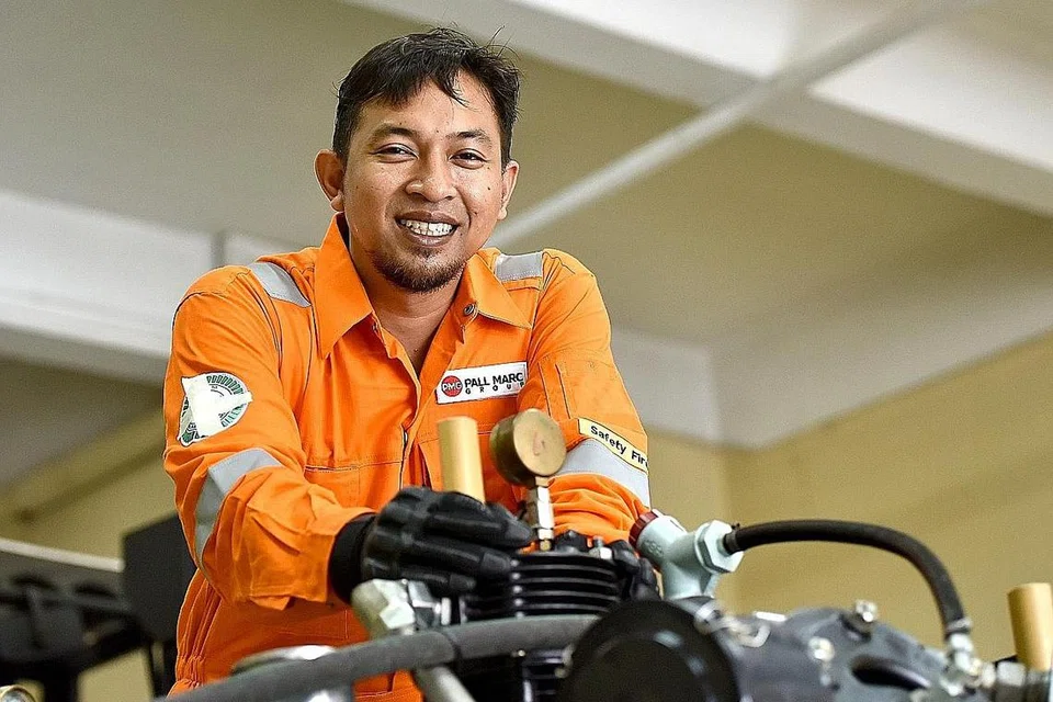 BURU MINAT: Demi minat terhadap bidang kejuruteraan, Encik Ariff Masjury (atas) sanggup kembali belajar ke politeknik untuk mengikuti kursus kejuruteraan meskipun sudah memiliki sijil peperiksaan GCE 'A'. Beliau kini merupakan jurutera penjualan dan perkhidmatan di Pall Marc Group Pte Ltd. - Foto BM oleh JOSEPH CHUA