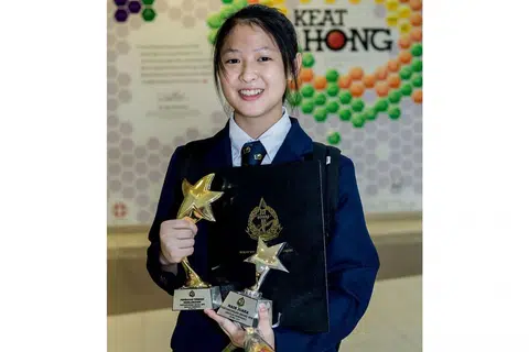 INGIN JADI PEGUAM: Engeline percaya kebolehannya berbahasa Melayu, Indonesia dan Inggeris akan membantu dalam membuka peluang lebih baik dalam kehidupannya. - Foto BH oleh NUR DIYANA TAHA