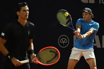 Pemain Uruguay, Diego Forlan (kanan), membuat pukulan semasa beliau dan pasangannya dari Argentina, Federico Coria, menentang pemain Bolivia semasa perlawanan beregu dalam kejohanan ATP Pencabar Terbuka Uruguay di Montevideo pada 13 November.