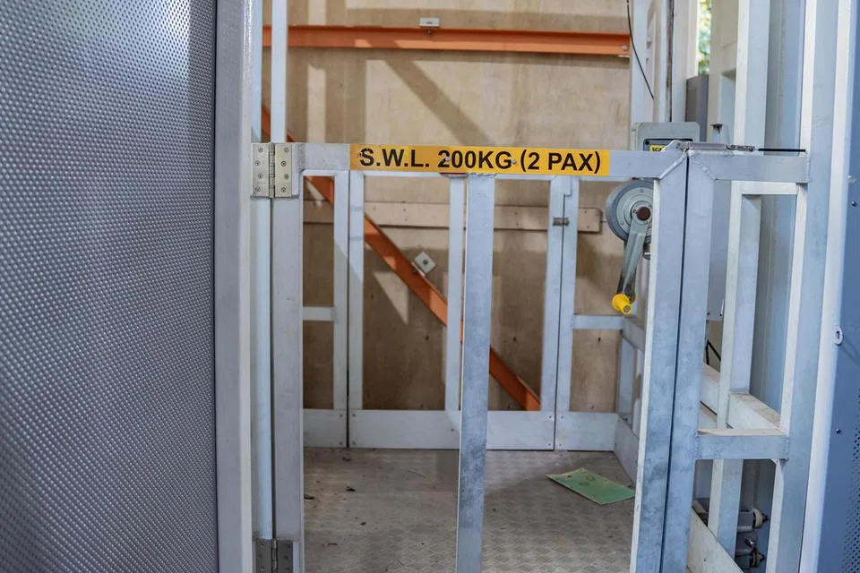 BAGI YANG BERKERUSI RODA: Alat angkat yang disediakan di Xperiential Learning Centre (XLC) di Politeknik Republic (RP) ini boleh membawa peserta berkerusi roda ke kegiatan elemen tinggi.