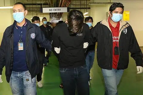 DITAHAN POLIS: Polis sebelum ini telah menahan sekumpulan lelaki yang terlibat dalam pergaduhan di koridor di tingkat 16 Blok 101 Upper Cross Street, People's Park Center, Mei lalu. - Foto SPF