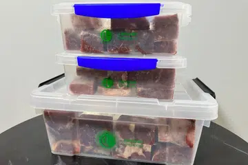 Daging korban dipek dalam bekas plastik yang utuh dan rapi .