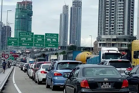 PERTIMBANG LANGKAH: Sebuah jawatankuasa khas yang dipengerusikan Perdana Menteri Malaysia Tun Dr Mahathir Mohamad mengadakan mesyuarat pertama bagi meneroka cara mengurangkan kesesakan di koswe. - Foto fail.