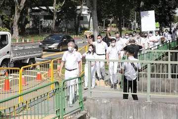 CALON PAP TIBA: Pasukan PAP bagi GRC Pasir Ris-Punggol, (dari depan) Encik Teo Chee Hean, Cik Yeo Wan Ling, Encik Desmond Lim, Encik Sharael Taha dan Dr Janil Puthucheary tiba di Sekolah Rendah St Anthony's Canossian. - Foto ZAOBAO