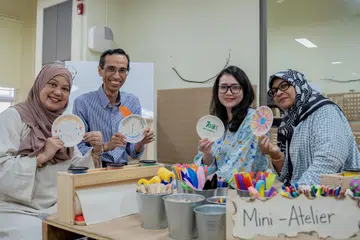 TERAS MEMBANGUN: Terdapat sembilan pusat Prasekolah 7oaks yang menekankan peri pentingnya pembelajaran menyeluruh dan holistik yang menjadi kelebihan pusat tersebut selain kurikulum yang menarik. Gambar memaparkan (dari kiri) Pengurus, Penglibatan Pekerja dan Pembangunan Keupayaan, Cik Anizah Mohd Saleh; Pengurus Besar Oaks Plus Limited, Encik Syed Abu Bakar Mohamed Alsagoff; Presiden PPIS, Cik Hazlina Abdul Halim; dan Penolong Pengurus, Operasi dan Projek Istimewa, Cik Zulaihabe Talip. 