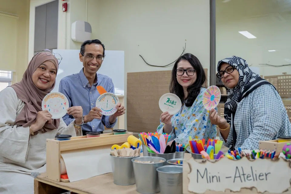 TERAS MEMBANGUN: Terdapat sembilan pusat Prasekolah 7oaks yang menekankan peri pentingnya pembelajaran menyeluruh dan holistik yang menjadi kelebihan pusat tersebut selain kurikulum yang menarik. Gambar memaparkan (dari kiri) Pengurus, Penglibatan Pekerja dan Pembangunan Keupayaan, Cik Anizah Mohd Saleh; Pengurus Besar Oaks Plus Limited, Encik Syed Abu Bakar Mohamed Alsagoff; Presiden PPIS, Cik Hazlina Abdul Halim; dan Penolong Pengurus, Operasi dan Projek Istimewa, Cik Zulaihabe Talip. 