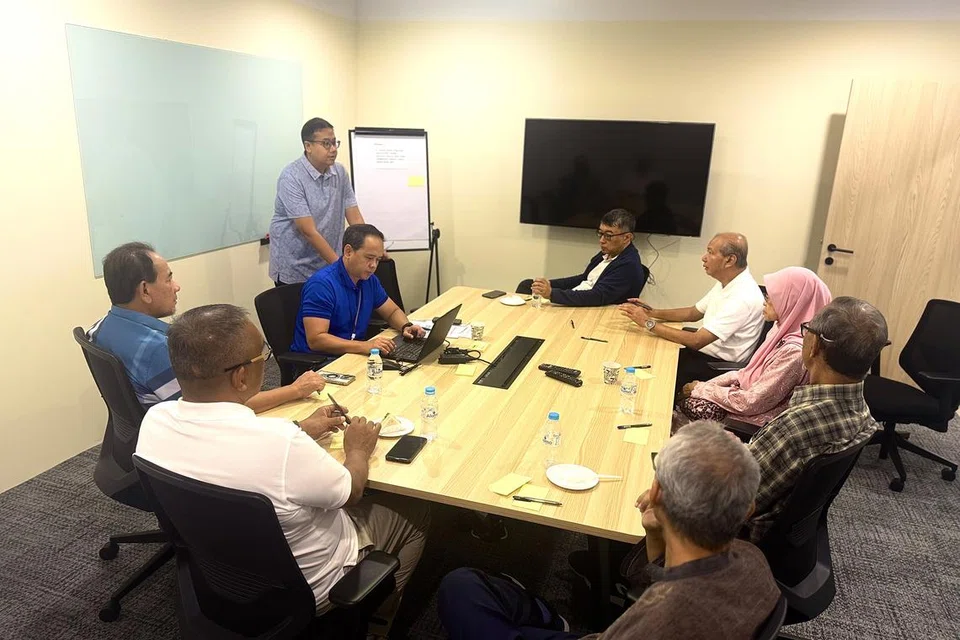 Timbalan Editor Berita, Encik Norman Sawi (berdiri) mengendalikan sesi perbincangan kumpulan fokus (FGD).
