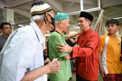 Pemangku Menteri Bertanggungjawab bagi Ehwal Masyarakat Islam, Profesor Madya Dr Muhammad Faishal Ibrahim (dua dari kanan) berkata pembinaan masjid di Tengah bukan sahaja bagi memenuhi keperluan penduduk, bahkan sebagai sebuah institusi untuk merapatkan hubungan sesama masyarakat di kawasan Tengah dan Choa Chu Kang.