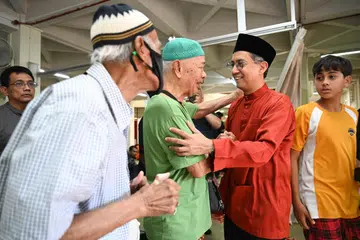 Pemangku Menteri Bertanggungjawab bagi Ehwal Masyarakat Islam, Profesor Madya Dr Muhammad Faishal Ibrahim (dua dari kanan) berkata pembinaan masjid di Tengah bukan sahaja bagi memenuhi keperluan penduduk, bahkan sebagai sebuah institusi untuk merapatkan hubungan sesama masyarakat di kawasan Tengah dan Choa Chu Kang.