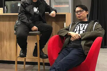KAYAKAN PENGALAMAN BAKAT MUDA: (Dari kiri) Amyr Abadawn (Amirrudin Muhammad Ayub) dan Olly Maguire (Olly Ismail) menjadikan Voz Management sebagai tapak pengurusan bakat muda yang ingin pertajamkan kemahiran vokal di samping bangunkan identiti seni. - Foto BM oleh HARYANI ISMAIL