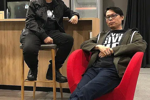 KAYAKAN PENGALAMAN BAKAT MUDA: (Dari kiri) Amyr Abadawn (Amirrudin Muhammad Ayub) dan Olly Maguire (Olly Ismail) menjadikan Voz Management sebagai tapak pengurusan bakat muda yang ingin pertajamkan kemahiran vokal di samping bangunkan identiti seni. - Foto BM oleh HARYANI ISMAIL