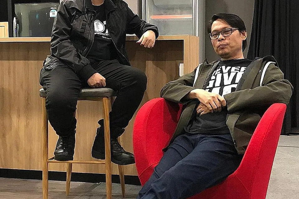 KAYAKAN PENGALAMAN BAKAT MUDA: (Dari kiri) Amyr Abadawn (Amirrudin Muhammad Ayub) dan Olly Maguire (Olly Ismail) menjadikan Voz Management sebagai tapak pengurusan bakat muda yang ingin pertajamkan kemahiran vokal di samping bangunkan identiti seni. - Foto BM oleh HARYANI ISMAIL