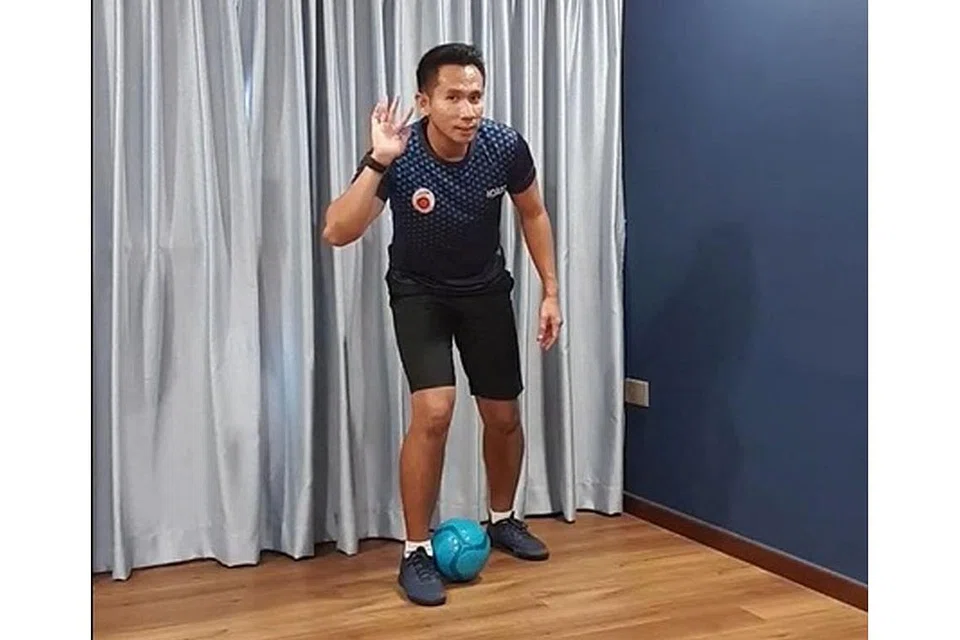 UNTUK SI CILIK: Jurulatih AFA, Alif Hafiz Masnor mengendalikan latihan bola sepak dalam talian untuk kanak-kanak di peringkat prasekolah. Beliau sedang menunjukkan latihan mudah yang boleh dilakukan kanak-kanak itu di rumah. Latihan khas itu baru diperkenalkan bulan lalu. 