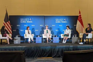 WANITA DALAM TEKNOLOGI: Cik Teo (tengah) dan Cik Raimondo (dua dari kiri) menyertai satu sesi perbincangan panel antara lain tentang bagaimana pemerintah boleh menyokong usahawan teknologi wanita semasa satu persidangan pelaburan di Amerika. - Foto MCI