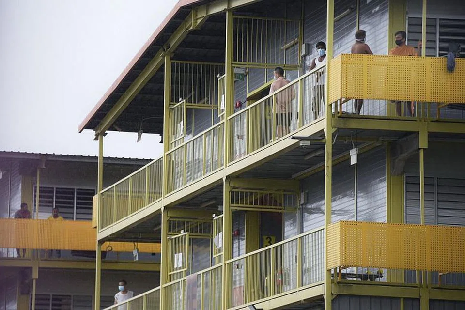 30,000 pekerja migran yang menetap di 30 dormitori dijadual menerima suntikan pertama vaksin Covid-19 mereka dalam beberapa minggu mendatang. - Foto fail