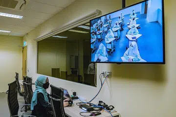RUANG PANTAU: Guru boleh memantau pelajar dalam kelas di bangunan baru Madrasah Al-Arabiah menggunakan kamera definisi tinggi yang boleh zum lebih dekat untuk melihat apa yang dibuat atau ditulis pelajar di meja mereka. - Foto BM oleh NUR DIYANA TAHA
