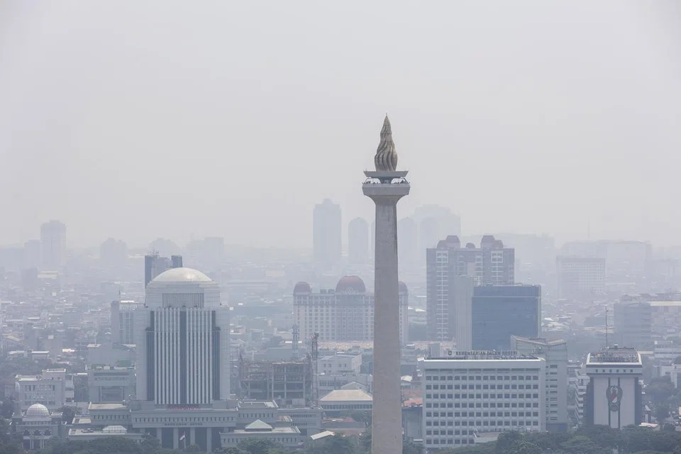 TIDAK SIHAT: Pencemaran udara mengaburkan pemandangan bangunan di Jakarta dan bandaraya ini kerap merekodkan paras PM2.5 iaitu ‘tidak sihat’, yang boleh menembusi saluran pernafasan dan menyebabkan masalah pernafasan, melebihi paras yang disyorkan oleh Pertubuhan Kesihatan Sedunia (WHO). PM2.5 merujuk kepada kepekatan zarah kecil.