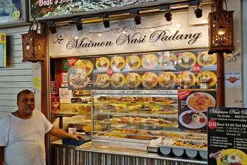 DULU KONTRAKTOR KINI PENJAJA: Encik Mohd Rafi Abdul Ghafar menjual makanan secara set bagi mudahkan pelanggan membuat pilihan di gerainya di Pusat Penjaja Serangoon Gardens.