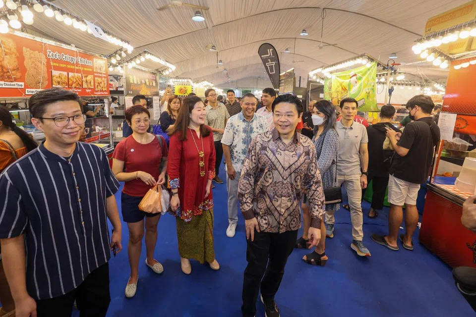 Encik Lawrence Wong (berbaju batik) hadir semasa pelancaran Bazar Raya Utara 2023.