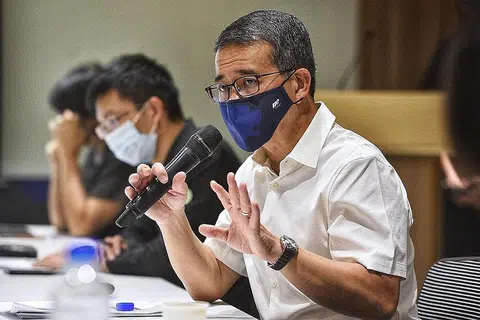 UMUMKAN RANCANGAN: Menteri Kebudayaan, Masyarakat dan Belia, Encik Edwin Tong semasa memberi taklimat tentang usaha kementeriannya. - Foto BH oleh DESMOND WEE