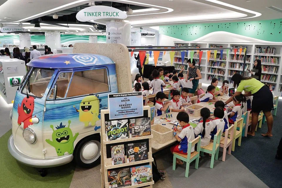 ZON KANAK-KANAK: Perpustakaan baru di HarbourFront yang akan dibuka Sabtu, 12 Januari, mempunyai ruang khas 'Tinker Truck' yang menyediakan bahan bagi kegiatan tangan contohnya kraf kertas, di samping dilengkapi buku mengandungi teknologi terimbuh. - Foto BH oleh KEVIN LIM