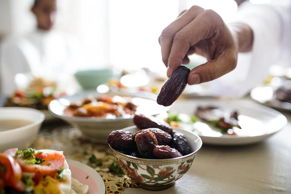 Khidmat penghantaran juadah berbuka puasa sudah mula ditawarkan restoran dan perniagaan dari rumah (HBB) sejak awal Januari.