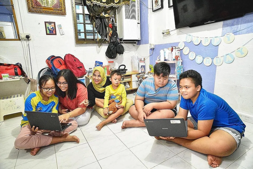 INGIN TINGGAL DI FLAT BIASA: Keluarga lima anak, (dari kiri) Adelista, 11 tahun; Putri Balqis, 16 tahun; ibu mereka, Cik Erista Dimawati, 41 tahun; Ananda Radith, tujuh tahun; Putra Iqbal, 15 tahun dan Muhammad Rio, 14 tahun; menginap di flat sewa di Geylang Bahru sejak 15 tahun lalu. - Foto BH oleh DESMOND WEE