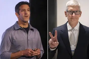 Ketua Perkakasan Apple, Encik John Ternus (kiri), bakal menggantikan Ketua Pegawai Eksekutif (CEO) Encik Tim Cook pada September.