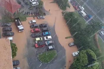BANJIR KILAT: Musim tengkujuh timur laut melanda Malaysia kelmarin, lebih awal daripada yang dijangkakan tahun ini. - Foto TWITTER ALYAA_HALIQA