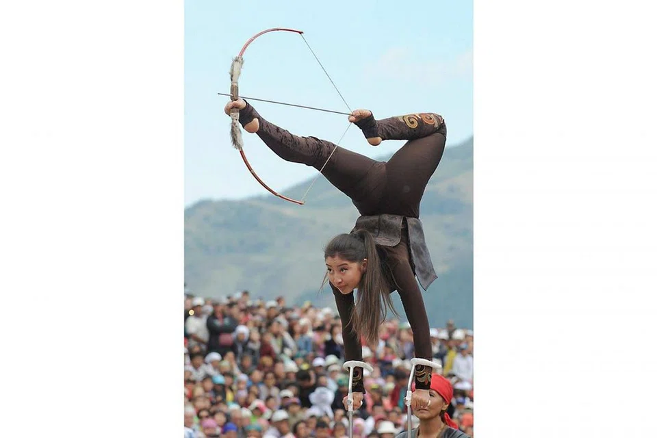 KEBERANIAN WIRAWATI: Dengan aksi akrobatik yang mempesona persis ahli gimnastik, Chynara Madinkulova adalah antara peserta remaja yang menarik perhatian dunia apabila memasuki kategori 'Memanah Tradisional' di Sukan Berkelana Sedunia, dua tahun lalu. - Foto LAMAN WORLD NOMAD GAMES