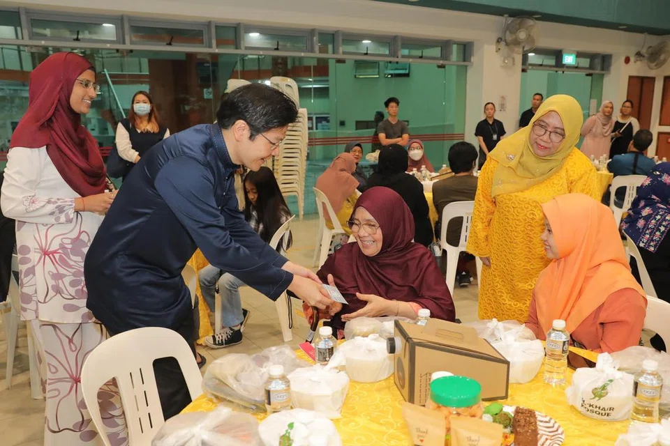 Encik Lawrence Wong berinteraksi dengan penduduk semasa acara buka puasa Projek Masyarakat Reben Kuning (YRCP) pada 5 April 2023 di GRC Marsiling-Yew Tee. 