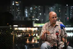 Pengerusi Parti Demokratik Singapura (SDP), Profesor Paul Tambyah, bertemu media di luar satu acara dialog dengan penduduk Bukit Panjang di Kolam Pang Sua pada 8 April.