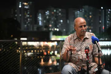 Pengerusi Parti Demokratik Singapura (SDP), Profesor Paul Tambyah, bertemu media di luar satu acara dialog dengan penduduk Bukit Panjang di Kolam Pang Sua pada 8 April.
