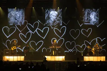 Michael Learns To Rock (MLTR) yang terdiri (dari kiri, diri di atas pentas kecil) Mikkel Lentz, Jascha Richter dan Kare Wanscher serta ‘sessionist’ yang bermain bes dari Denmark (dua dari kiri), Troels Skjærbæk, kekal bertenaga hampir empat dekad lamanya kerana semangat persaudaraan yang mereka bina serta cinta pada usaha menghasilkan lagu yang dapat dikaitkan dengan kehidupan peminat.