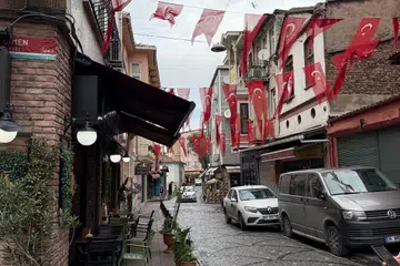 Pengalaman penulis di Turkey merangkumi pengalaman budaya, sejarah, dan alam yang mengagumkan - daripada keindahan Hagia Sophia di Istanbul hingga ke salji pertama di Uludag National Park. Setiap detik memberi makna yang mendalam dan sukar dilupakan.