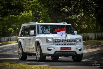 Buatan Indonesia, Pindad MV3 Garuda Limousine, digunakan oleh Presiden Indonesia, Encik Prabowo Subianto, semasa upacara pelantikannya pada 20 Oktober 2024.