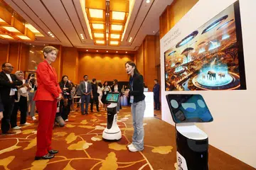 Menteri Penerangan dan Pembangunan Digital, Cik Josephine Teo (kiri), menyifatkan IBM sebagai rakan kongsi lama Singapura dalam bidang kecerdasan buatan (AI).