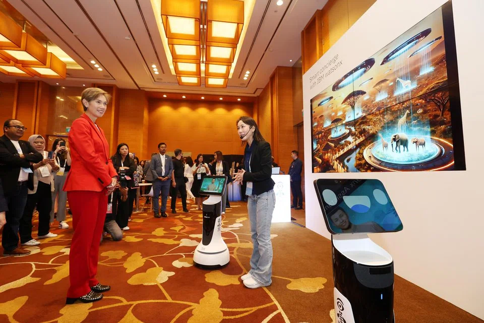 Menteri Penerangan dan Pembangunan Digital, Cik Josephine Teo (kiri), menyifatkan IBM sebagai rakan kongsi lama Singapura dalam bidang kecerdasan buatan (AI).