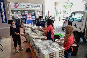 SALING MEMBANTU: Bukan sahaja warga Melayu/Islam yang membantu melaksanakan daya usaha #SGUnited Buka Puasa ini malah yang bukan Muslim turut membantu. - Foto RLAF